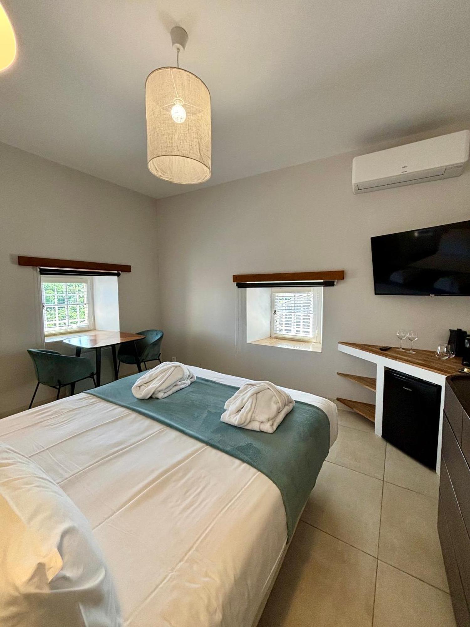La Maison Des Vendangeurs - Table D'Hotes Le Soir Du Jeudi Au Dimanche- Jacuzzi - Balneo Spa - Acces Piscine Pour Toutes Les Chambres Sauf Studio Coquet- Piscine De Mai A Mi-Octobre Martignargues Eksteriør billede